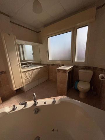 Maison, 4 chambres, jardin, garage.