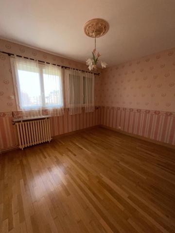 Maison, 4 chambres, jardin, garage.