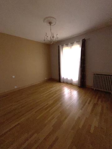 Maison, 4 chambres, jardin, garage.