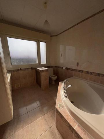 Maison, 4 chambres, jardin, garage.