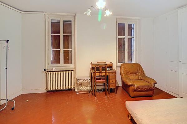 IMMEUBLE À FORT POTENTIEL - COTIGNAC (83) 10 pièces 300 m2