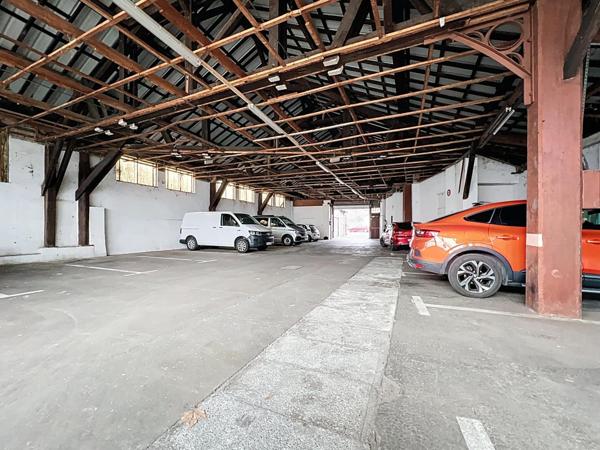 Grand entrepôt fermé 350 m² environ