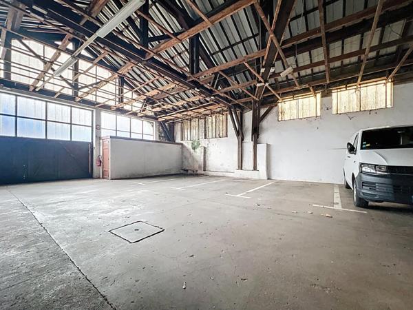 Grand entrepôt fermé 350 m² environ