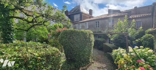 MELLE, CENTRE VILLE, Excepetionnelle cette propriété avec un local professionnel (pharmacie louée