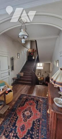 MELLE, CENTRE VILLE, Excepetionnelle cette propriété avec un local professionnel (pharmacie louée