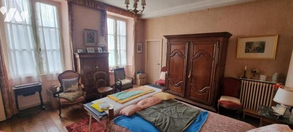 MELLE, CENTRE VILLE, Excepetionnelle cette propriété avec un local professionnel (pharmacie louée