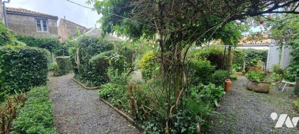 MELLE, CENTRE VILLE, Excepetionnelle cette propriété avec un local professionnel (pharmacie louée