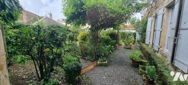 MELLE, CENTRE VILLE, Excepetionnelle cette propriété avec un local professionnel (pharmacie louée