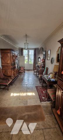 MELLE, CENTRE VILLE, Excepetionnelle cette propriété avec un local professionnel (pharmacie louée