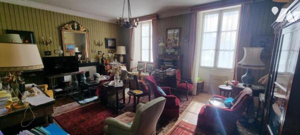 MELLE, CENTRE VILLE, Excepetionnelle cette propriété avec un local professionnel (pharmacie louée