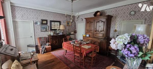 MELLE, CENTRE VILLE, Excepetionnelle cette propriété avec un local professionnel (pharmacie louée