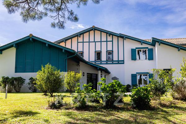 Maison d'architecture Basque face aux Pyrénées