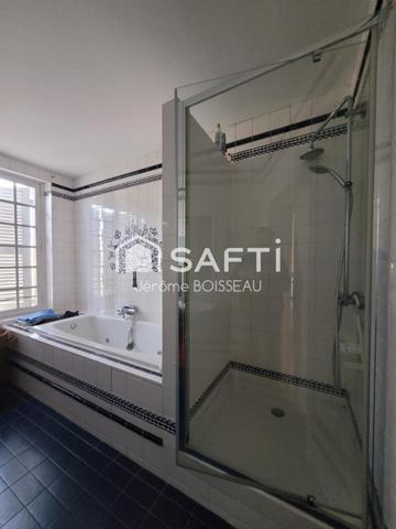 Maison d'exception aux vastes pièces  dans un écrin de verdure