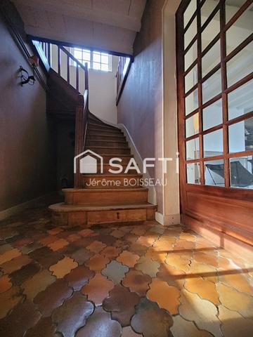 Maison d'exception aux vastes pièces  dans un écrin de verdure