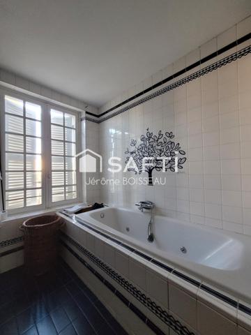 Maison d'exception aux vastes pièces  dans un écrin de verdure