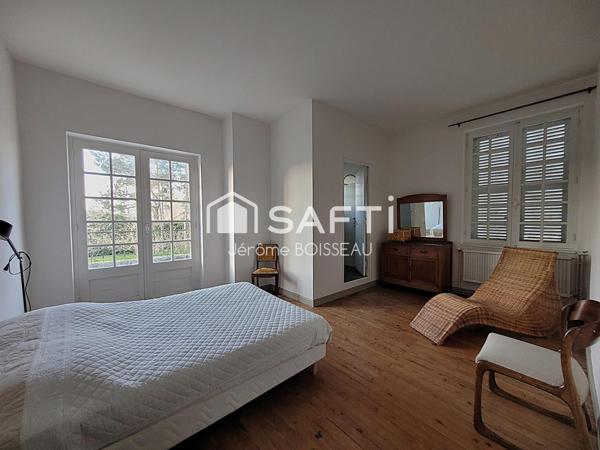 Maison d'exception aux vastes pièces  dans un écrin de verdure