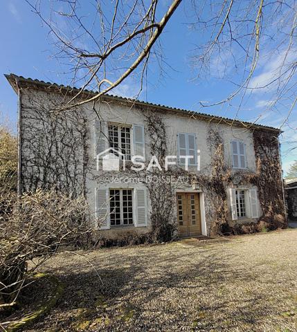 Maison d'exception aux vastes pièces  dans un écrin de verdure