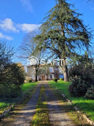 Maison d'exception aux vastes pièces  dans un écrin de verdure