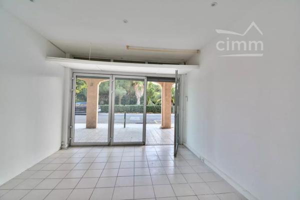A LOUER - LOCAL COMMERCIAL - 66750 SAINT CYPRIEN PLAGE - PYRENEES ORIENTALES - REGION OCCITANIE