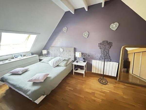 MOULIN MASSIN ! 

Sur un terrain paysagé de 394m2, maison de 99m2, lumineuse et en bon état, comprenant cuisine équipée, séjour/salle à manger de plus de 30m2 offrant une double exposition et donnant accès sur la terrasse et le jardin, 4 chambres avec placards, sous-sol total et garage attenant.

Proche des écoles maternelles, primaires et autres commodités !

Visite virtuelle disponible sur demande !
