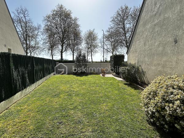 MOULIN MASSIN ! 

Sur un terrain paysagé de 394m2, maison de 99m2, lumineuse et en bon état, comprenant cuisine équipée, séjour/salle à manger de plus de 30m2 offrant une double exposition et donnant accès sur la terrasse et le jardin, 4 chambres avec placards, sous-sol total et garage attenant.

Proche des écoles maternelles, primaires et autres commodités !

Visite virtuelle disponible sur demande !
