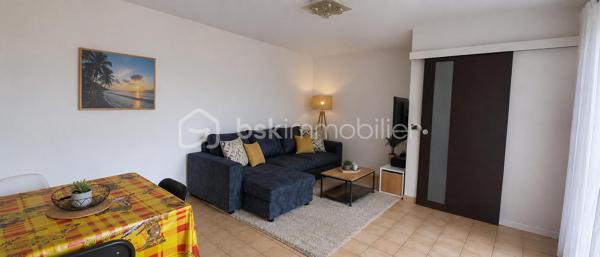 À la recherche de votre premier achat ou d'un investissement rentable ? Cet appartement a tout pour vous séduire !

Situé au sein d'une copropriété des années 1990, récemment valorisée grâce à la rénovation de ses parties communes, ce charmant F2 offre un cadre de vie agréable et un beau potentiel après quelques travaux de rafraîchissement.

Dès l'entrée, vous découvrirez un espace fonctionnel avec WC indépendant. La pièce de vie, lumineuse et conviviale, s'ouvre sur un grand balcon, idéal pour profiter des beaux jours. La cuisine séparée est déjà aménagée et équipée d'une plaque de cuisson, d'une hotte et d'un four.

L'espace nuit se compose d'une chambre confortable disposant de sa salle de bains attenante, offrant praticité et intimité.

Les plus qui font la différence :
Grand balcon.
Box fermé en sous-sol.
Stationnement dans la rue.
Parties communes récemment rénovées.
Appartement fonctionnel avec un fort potentiel de valorisation.

Quelques travaux de rafraîchissement permettront de révéler tout le charme de ce bien et d'en faire un véritable cocon ou un excellent investissement locatif.

Un emplacement pratique et recherché ! Situé dans un environnement agréable de Livry-Gargan, ce bien bénéficie de la proximité des commerces, des établissements scolaires et des transports, facilitant le quotidien. Vous profiterez également d'un cadre de vie apprécié, alliant le calme d'un quartier résidentiel et un accès rapide aux principaux axes de circulation. Un secteur idéal pour vivre comme pour investir

Je me tiens à votre disposition pour organiser votre visite des lieux