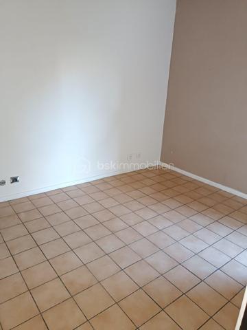 À la recherche de votre premier achat ou d'un investissement rentable ? Cet appartement a tout pour vous séduire !

Situé au sein d'une copropriété des années 1990, récemment valorisée grâce à la rénovation de ses parties communes, ce charmant F2 offre un cadre de vie agréable et un beau potentiel après quelques travaux de rafraîchissement.

Dès l'entrée, vous découvrirez un espace fonctionnel avec WC indépendant. La pièce de vie, lumineuse et conviviale, s'ouvre sur un grand balcon, idéal pour profiter des beaux jours. La cuisine séparée est déjà aménagée et équipée d'une plaque de cuisson, d'une hotte et d'un four.

L'espace nuit se compose d'une chambre confortable disposant de sa salle de bains attenante, offrant praticité et intimité.

Les plus qui font la différence :
Grand balcon.
Box fermé en sous-sol.
Stationnement dans la rue.
Parties communes récemment rénovées.
Appartement fonctionnel avec un fort potentiel de valorisation.

Quelques travaux de rafraîchissement permettront de révéler tout le charme de ce bien et d'en faire un véritable cocon ou un excellent investissement locatif.

Un emplacement pratique et recherché ! Situé dans un environnement agréable de Livry-Gargan, ce bien bénéficie de la proximité des commerces, des établissements scolaires et des transports, facilitant le quotidien. Vous profiterez également d'un cadre de vie apprécié, alliant le calme d'un quartier résidentiel et un accès rapide aux principaux axes de circulation. Un secteur idéal pour vivre comme pour investir

Je me tiens à votre disposition pour organiser votre visite des lieux