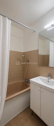 À la recherche de votre premier achat ou d'un investissement rentable ? Cet appartement a tout pour vous séduire !

Situé au sein d'une copropriété des années 1990, récemment valorisée grâce à la rénovation de ses parties communes, ce charmant F2 offre un cadre de vie agréable et un beau potentiel après quelques travaux de rafraîchissement.

Dès l'entrée, vous découvrirez un espace fonctionnel avec WC indépendant. La pièce de vie, lumineuse et conviviale, s'ouvre sur un grand balcon, idéal pour profiter des beaux jours. La cuisine séparée est déjà aménagée et équipée d'une plaque de cuisson, d'une hotte et d'un four.

L'espace nuit se compose d'une chambre confortable disposant de sa salle de bains attenante, offrant praticité et intimité.

Les plus qui font la différence :
Grand balcon.
Box fermé en sous-sol.
Stationnement dans la rue.
Parties communes récemment rénovées.
Appartement fonctionnel avec un fort potentiel de valorisation.

Quelques travaux de rafraîchissement permettront de révéler tout le charme de ce bien et d'en faire un véritable cocon ou un excellent investissement locatif.

Un emplacement pratique et recherché ! Situé dans un environnement agréable de Livry-Gargan, ce bien bénéficie de la proximité des commerces, des établissements scolaires et des transports, facilitant le quotidien. Vous profiterez également d'un cadre de vie apprécié, alliant le calme d'un quartier résidentiel et un accès rapide aux principaux axes de circulation. Un secteur idéal pour vivre comme pour investir

Je me tiens à votre disposition pour organiser votre visite des lieux