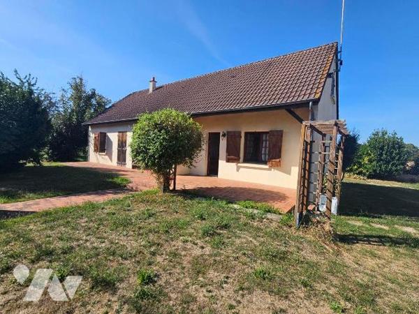 Une maison de plain-pied avec jardin clos comprenant : entrée, séjour, cuisine, deux chambres,
...