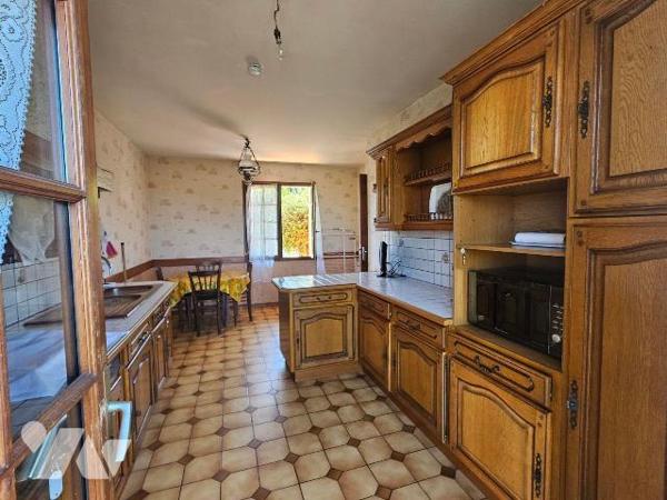 Une maison de plain-pied avec jardin clos comprenant : entrée, séjour, cuisine, deux chambres,
...