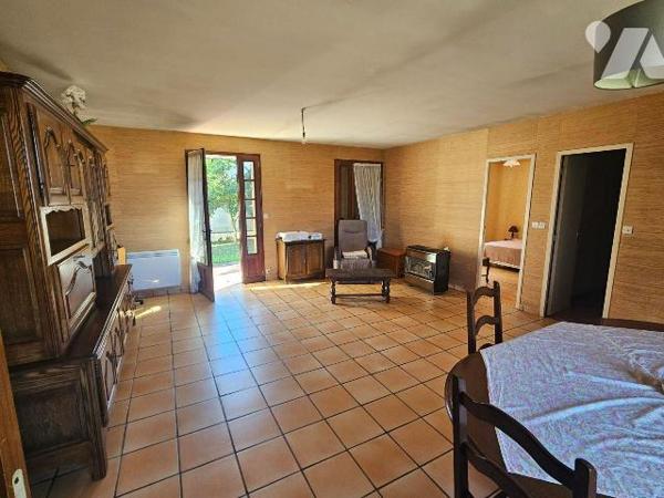 Une maison de plain-pied avec jardin clos comprenant : entrée, séjour, cuisine, deux chambres,
...