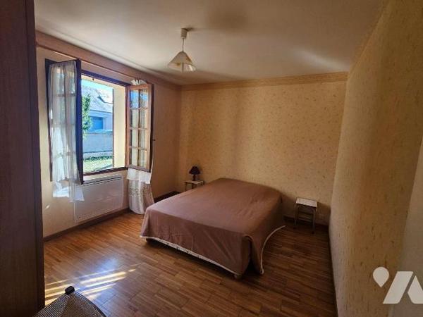 Une maison de plain-pied avec jardin clos comprenant : entrée, séjour, cuisine, deux chambres,
...