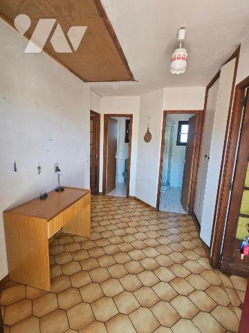 Une maison de plain-pied avec jardin clos comprenant : entrée, séjour, cuisine, deux chambres,
...