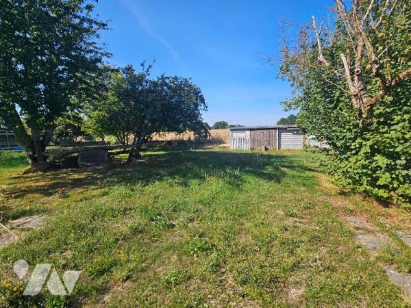 Une maison de plain-pied avec jardin clos comprenant : entrée, séjour, cuisine, deux chambres,
...