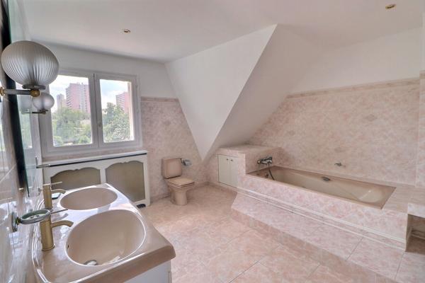 A VENDRE grande maison familiale 6 pièces de 185 m2 (235 m2 au sol) à FONTENAY SOUS BOIS (94)