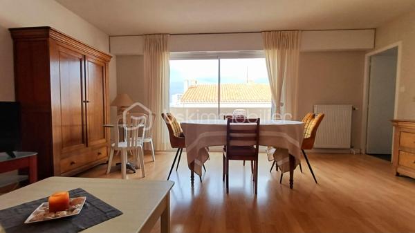 Emplacement privilégié pour cet élégant appartement situé en plein cœur des Sables d'Olonne, à quelques pas de l'hôtel de ville et de toutes les commodités du centre ville.
Situé au deuxième étage d'une petite copropriété de seulement 3 étages, cet appartement séduit dès l'entrée par ses beaux volumes, sa distribution agréable et ses nombreux rangements.
L'appartement s'organise autour d'une belle entrée, un véritable espace de transition entre les deux parties de l'appartement: la partie vie et la partie nuit.
Coté vie, vous découvrirez un spacieux salon- séjour prolongé par une salle à manger, l'ensemble bénéficiant d'une belle ouverture sur l'extérieur grâce à un balcon. 
La cuisine indépendante, entièrement aménagée et équipée offre un espace fonctionnel et pratique au quotidien.
Une buanderie complète cet espace de vie.
La partie nuit bénéficie d'une belle distribution. Un petit sas dessert deux belles chambres dont une particulièrement spacieuse.
Une salle d'eau et des toilettes indépendantes complètent les prestations de qualité de l'appartement.
L'appartement dispose de nombreux rangements: des placards intégrés dans les chambres et dans les circulations.
Un appartement rare par son emplacement et ses volumes!
Possibilité d'acheter un garage en sus.
A visiter sans tarder!