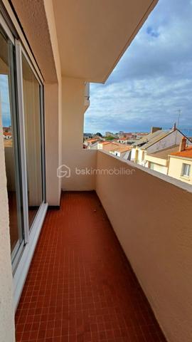 Emplacement privilégié pour cet élégant appartement situé en plein cœur des Sables d'Olonne, à quelques pas de l'hôtel de ville et de toutes les commodités du centre ville.
Situé au deuxième étage d'une petite copropriété de seulement 3 étages, cet appartement séduit dès l'entrée par ses beaux volumes, sa distribution agréable et ses nombreux rangements.
L'appartement s'organise autour d'une belle entrée, un véritable espace de transition entre les deux parties de l'appartement: la partie vie et la partie nuit.
Coté vie, vous découvrirez un spacieux salon- séjour prolongé par une salle à manger, l'ensemble bénéficiant d'une belle ouverture sur l'extérieur grâce à un balcon. 
La cuisine indépendante, entièrement aménagée et équipée offre un espace fonctionnel et pratique au quotidien.
Une buanderie complète cet espace de vie.
La partie nuit bénéficie d'une belle distribution. Un petit sas dessert deux belles chambres dont une particulièrement spacieuse.
Une salle d'eau et des toilettes indépendantes complètent les prestations de qualité de l'appartement.
L'appartement dispose de nombreux rangements: des placards intégrés dans les chambres et dans les circulations.
Un appartement rare par son emplacement et ses volumes!
Possibilité d'acheter un garage en sus.
A visiter sans tarder!