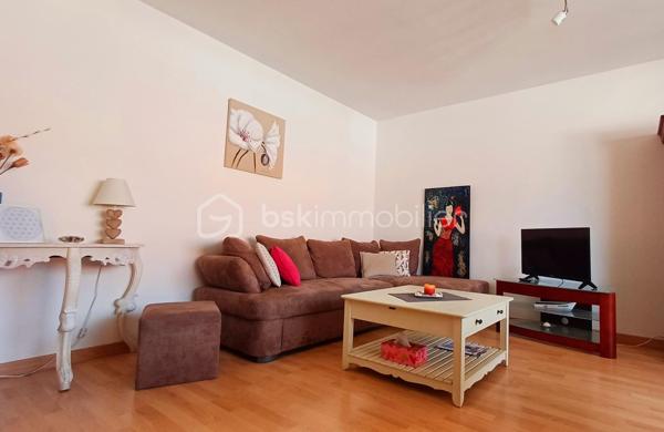 Emplacement privilégié pour cet élégant appartement situé en plein cœur des Sables d'Olonne, à quelques pas de l'hôtel de ville et de toutes les commodités du centre ville.
Situé au deuxième étage d'une petite copropriété de seulement 3 étages, cet appartement séduit dès l'entrée par ses beaux volumes, sa distribution agréable et ses nombreux rangements.
L'appartement s'organise autour d'une belle entrée, un véritable espace de transition entre les deux parties de l'appartement: la partie vie et la partie nuit.
Coté vie, vous découvrirez un spacieux salon- séjour prolongé par une salle à manger, l'ensemble bénéficiant d'une belle ouverture sur l'extérieur grâce à un balcon. 
La cuisine indépendante, entièrement aménagée et équipée offre un espace fonctionnel et pratique au quotidien.
Une buanderie complète cet espace de vie.
La partie nuit bénéficie d'une belle distribution. Un petit sas dessert deux belles chambres dont une particulièrement spacieuse.
Une salle d'eau et des toilettes indépendantes complètent les prestations de qualité de l'appartement.
L'appartement dispose de nombreux rangements: des placards intégrés dans les chambres et dans les circulations.
Un appartement rare par son emplacement et ses volumes!
Possibilité d'acheter un garage en sus.
A visiter sans tarder!