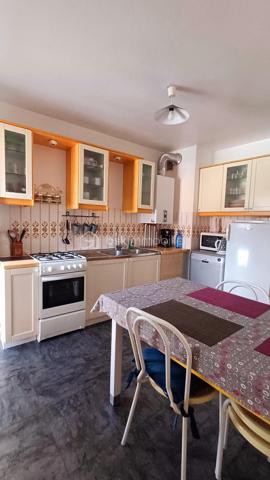 Emplacement privilégié pour cet élégant appartement situé en plein cœur des Sables d'Olonne, à quelques pas de l'hôtel de ville et de toutes les commodités du centre ville.
Situé au deuxième étage d'une petite copropriété de seulement 3 étages, cet appartement séduit dès l'entrée par ses beaux volumes, sa distribution agréable et ses nombreux rangements.
L'appartement s'organise autour d'une belle entrée, un véritable espace de transition entre les deux parties de l'appartement: la partie vie et la partie nuit.
Coté vie, vous découvrirez un spacieux salon- séjour prolongé par une salle à manger, l'ensemble bénéficiant d'une belle ouverture sur l'extérieur grâce à un balcon. 
La cuisine indépendante, entièrement aménagée et équipée offre un espace fonctionnel et pratique au quotidien.
Une buanderie complète cet espace de vie.
La partie nuit bénéficie d'une belle distribution. Un petit sas dessert deux belles chambres dont une particulièrement spacieuse.
Une salle d'eau et des toilettes indépendantes complètent les prestations de qualité de l'appartement.
L'appartement dispose de nombreux rangements: des placards intégrés dans les chambres et dans les circulations.
Un appartement rare par son emplacement et ses volumes!
Possibilité d'acheter un garage en sus.
A visiter sans tarder!