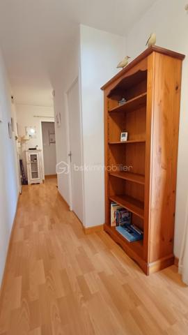 Emplacement privilégié pour cet élégant appartement situé en plein cœur des Sables d'Olonne, à quelques pas de l'hôtel de ville et de toutes les commodités du centre ville.
Situé au deuxième étage d'une petite copropriété de seulement 3 étages, cet appartement séduit dès l'entrée par ses beaux volumes, sa distribution agréable et ses nombreux rangements.
L'appartement s'organise autour d'une belle entrée, un véritable espace de transition entre les deux parties de l'appartement: la partie vie et la partie nuit.
Coté vie, vous découvrirez un spacieux salon- séjour prolongé par une salle à manger, l'ensemble bénéficiant d'une belle ouverture sur l'extérieur grâce à un balcon. 
La cuisine indépendante, entièrement aménagée et équipée offre un espace fonctionnel et pratique au quotidien.
Une buanderie complète cet espace de vie.
La partie nuit bénéficie d'une belle distribution. Un petit sas dessert deux belles chambres dont une particulièrement spacieuse.
Une salle d'eau et des toilettes indépendantes complètent les prestations de qualité de l'appartement.
L'appartement dispose de nombreux rangements: des placards intégrés dans les chambres et dans les circulations.
Un appartement rare par son emplacement et ses volumes!
Possibilité d'acheter un garage en sus.
A visiter sans tarder!