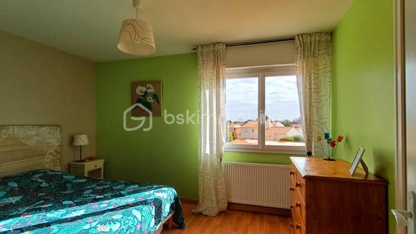 Emplacement privilégié pour cet élégant appartement situé en plein cœur des Sables d'Olonne, à quelques pas de l'hôtel de ville et de toutes les commodités du centre ville.
Situé au deuxième étage d'une petite copropriété de seulement 3 étages, cet appartement séduit dès l'entrée par ses beaux volumes, sa distribution agréable et ses nombreux rangements.
L'appartement s'organise autour d'une belle entrée, un véritable espace de transition entre les deux parties de l'appartement: la partie vie et la partie nuit.
Coté vie, vous découvrirez un spacieux salon- séjour prolongé par une salle à manger, l'ensemble bénéficiant d'une belle ouverture sur l'extérieur grâce à un balcon. 
La cuisine indépendante, entièrement aménagée et équipée offre un espace fonctionnel et pratique au quotidien.
Une buanderie complète cet espace de vie.
La partie nuit bénéficie d'une belle distribution. Un petit sas dessert deux belles chambres dont une particulièrement spacieuse.
Une salle d'eau et des toilettes indépendantes complètent les prestations de qualité de l'appartement.
L'appartement dispose de nombreux rangements: des placards intégrés dans les chambres et dans les circulations.
Un appartement rare par son emplacement et ses volumes!
Possibilité d'acheter un garage en sus.
A visiter sans tarder!