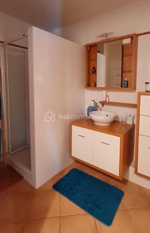 Emplacement privilégié pour cet élégant appartement situé en plein cœur des Sables d'Olonne, à quelques pas de l'hôtel de ville et de toutes les commodités du centre ville.
Situé au deuxième étage d'une petite copropriété de seulement 3 étages, cet appartement séduit dès l'entrée par ses beaux volumes, sa distribution agréable et ses nombreux rangements.
L'appartement s'organise autour d'une belle entrée, un véritable espace de transition entre les deux parties de l'appartement: la partie vie et la partie nuit.
Coté vie, vous découvrirez un spacieux salon- séjour prolongé par une salle à manger, l'ensemble bénéficiant d'une belle ouverture sur l'extérieur grâce à un balcon. 
La cuisine indépendante, entièrement aménagée et équipée offre un espace fonctionnel et pratique au quotidien.
Une buanderie complète cet espace de vie.
La partie nuit bénéficie d'une belle distribution. Un petit sas dessert deux belles chambres dont une particulièrement spacieuse.
Une salle d'eau et des toilettes indépendantes complètent les prestations de qualité de l'appartement.
L'appartement dispose de nombreux rangements: des placards intégrés dans les chambres et dans les circulations.
Un appartement rare par son emplacement et ses volumes!
Possibilité d'acheter un garage en sus.
A visiter sans tarder!