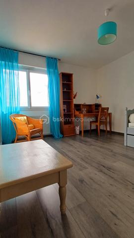 Emplacement privilégié pour cet élégant appartement situé en plein cœur des Sables d'Olonne, à quelques pas de l'hôtel de ville et de toutes les commodités du centre ville.
Situé au deuxième étage d'une petite copropriété de seulement 3 étages, cet appartement séduit dès l'entrée par ses beaux volumes, sa distribution agréable et ses nombreux rangements.
L'appartement s'organise autour d'une belle entrée, un véritable espace de transition entre les deux parties de l'appartement: la partie vie et la partie nuit.
Coté vie, vous découvrirez un spacieux salon- séjour prolongé par une salle à manger, l'ensemble bénéficiant d'une belle ouverture sur l'extérieur grâce à un balcon. 
La cuisine indépendante, entièrement aménagée et équipée offre un espace fonctionnel et pratique au quotidien.
Une buanderie complète cet espace de vie.
La partie nuit bénéficie d'une belle distribution. Un petit sas dessert deux belles chambres dont une particulièrement spacieuse.
Une salle d'eau et des toilettes indépendantes complètent les prestations de qualité de l'appartement.
L'appartement dispose de nombreux rangements: des placards intégrés dans les chambres et dans les circulations.
Un appartement rare par son emplacement et ses volumes!
Possibilité d'acheter un garage en sus.
A visiter sans tarder!