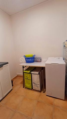Emplacement privilégié pour cet élégant appartement situé en plein cœur des Sables d'Olonne, à quelques pas de l'hôtel de ville et de toutes les commodités du centre ville.
Situé au deuxième étage d'une petite copropriété de seulement 3 étages, cet appartement séduit dès l'entrée par ses beaux volumes, sa distribution agréable et ses nombreux rangements.
L'appartement s'organise autour d'une belle entrée, un véritable espace de transition entre les deux parties de l'appartement: la partie vie et la partie nuit.
Coté vie, vous découvrirez un spacieux salon- séjour prolongé par une salle à manger, l'ensemble bénéficiant d'une belle ouverture sur l'extérieur grâce à un balcon. 
La cuisine indépendante, entièrement aménagée et équipée offre un espace fonctionnel et pratique au quotidien.
Une buanderie complète cet espace de vie.
La partie nuit bénéficie d'une belle distribution. Un petit sas dessert deux belles chambres dont une particulièrement spacieuse.
Une salle d'eau et des toilettes indépendantes complètent les prestations de qualité de l'appartement.
L'appartement dispose de nombreux rangements: des placards intégrés dans les chambres et dans les circulations.
Un appartement rare par son emplacement et ses volumes!
Possibilité d'acheter un garage en sus.
A visiter sans tarder!