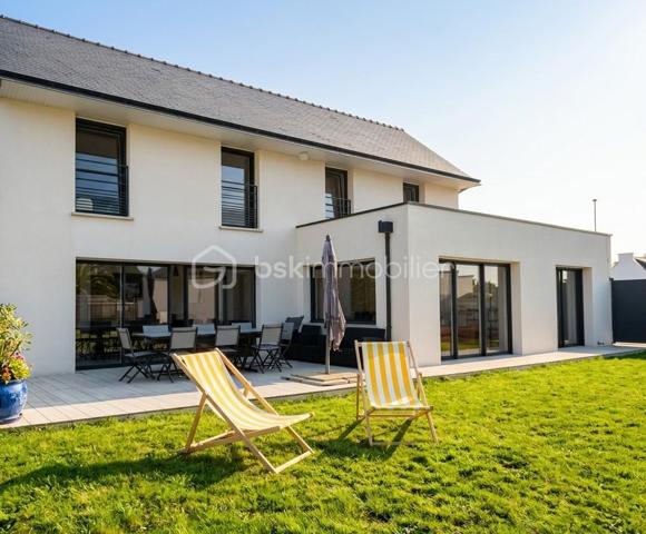 À 5 minutes à vélo de la belle plage de Kervégant à 25 minutes d'Auray et de Lorient, découvrez cette belle maison contemporaine de 122m² habitables et 150m² au sol édifiée en 2023 par Ty Breizh, constructeur reconnu pour la qualité de ses réalisations.

Dès l'entrée, vous serez séduit par ses volumes généreux et sa luminosité, mise en valeur par une large baie vitrée à galandage ouvrant sur la terrasse et le jardin.

La pièce de vie de plus de 50 m² accueille une élégante cuisine entièrement aménagée et équipée avec électroménager Neff, plan de travail en céramique et équipements haut de gamme, pensée pour allier esthétique et fonctionnalité.

La maison offre une vie de plain-pied grâce à une chambre avec sa salle d'eau au rez-de-chaussée. À l'étage, vous profiterez d'une large mezzanine. deux chambres, une salle d'eau et des toilettes séparées. Egalement une buanderie et un garage fermé.  

Côté confort, vous bénéficierez d'un chauffage au sol sur les deux niveaux par pompe à chaleur, pilotable à distance, ainsi que de prestations récentes répondant aux exigences actuelles.

Son véritable atout ? Un permis de construire déjà obtenu pour une extension et une piscine, vous laissant la possibilité de faire évoluer la maison selon vos projets sans démarche administrative.

Une maison clé en main, sous garanties décennale, idéale pour ceux qui recherchent un bien récent, confortable et parfaitement situé à proximité du littoral.

Contactez dès aujourd'hui Elizabeth Philbert pour organiser votre visite. Photos complémentaires et dossier complet disponibles sur demande.