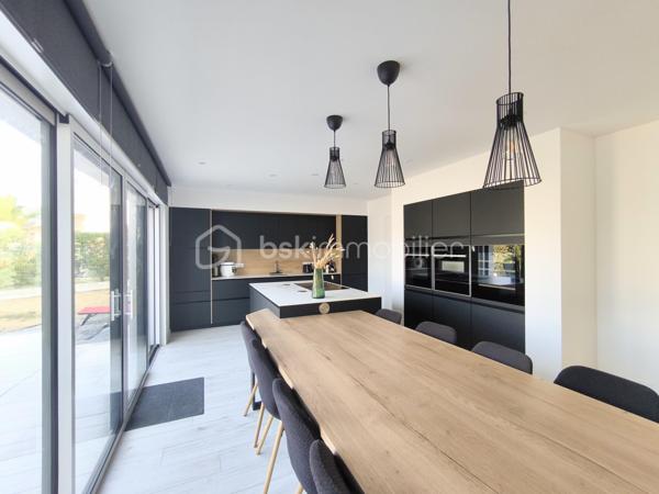 À 5 minutes à vélo de la belle plage de Kervégant à 25 minutes d'Auray et de Lorient, découvrez cette belle maison contemporaine de 122m² habitables et 150m² au sol édifiée en 2023 par Ty Breizh, constructeur reconnu pour la qualité de ses réalisations.

Dès l'entrée, vous serez séduit par ses volumes généreux et sa luminosité, mise en valeur par une large baie vitrée à galandage ouvrant sur la terrasse et le jardin.

La pièce de vie de plus de 50 m² accueille une élégante cuisine entièrement aménagée et équipée avec électroménager Neff, plan de travail en céramique et équipements haut de gamme, pensée pour allier esthétique et fonctionnalité.

La maison offre une vie de plain-pied grâce à une chambre avec sa salle d'eau au rez-de-chaussée. À l'étage, vous profiterez d'une large mezzanine. deux chambres, une salle d'eau et des toilettes séparées. Egalement une buanderie et un garage fermé.  

Côté confort, vous bénéficierez d'un chauffage au sol sur les deux niveaux par pompe à chaleur, pilotable à distance, ainsi que de prestations récentes répondant aux exigences actuelles.

Son véritable atout ? Un permis de construire déjà obtenu pour une extension et une piscine, vous laissant la possibilité de faire évoluer la maison selon vos projets sans démarche administrative.

Une maison clé en main, sous garanties décennale, idéale pour ceux qui recherchent un bien récent, confortable et parfaitement situé à proximité du littoral.

Contactez dès aujourd'hui Elizabeth Philbert pour organiser votre visite. Photos complémentaires et dossier complet disponibles sur demande.