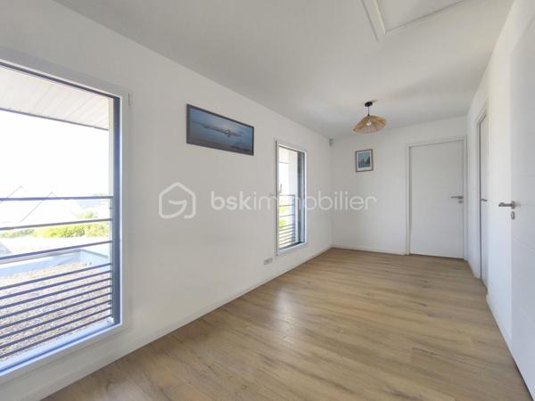 À 5 minutes à vélo de la belle plage de Kervégant à 25 minutes d'Auray et de Lorient, découvrez cette belle maison contemporaine de 122m² habitables et 150m² au sol édifiée en 2023 par Ty Breizh, constructeur reconnu pour la qualité de ses réalisations.

Dès l'entrée, vous serez séduit par ses volumes généreux et sa luminosité, mise en valeur par une large baie vitrée à galandage ouvrant sur la terrasse et le jardin.

La pièce de vie de plus de 50 m² accueille une élégante cuisine entièrement aménagée et équipée avec électroménager Neff, plan de travail en céramique et équipements haut de gamme, pensée pour allier esthétique et fonctionnalité.

La maison offre une vie de plain-pied grâce à une chambre avec sa salle d'eau au rez-de-chaussée. À l'étage, vous profiterez d'une large mezzanine. deux chambres, une salle d'eau et des toilettes séparées. Egalement une buanderie et un garage fermé.  

Côté confort, vous bénéficierez d'un chauffage au sol sur les deux niveaux par pompe à chaleur, pilotable à distance, ainsi que de prestations récentes répondant aux exigences actuelles.

Son véritable atout ? Un permis de construire déjà obtenu pour une extension et une piscine, vous laissant la possibilité de faire évoluer la maison selon vos projets sans démarche administrative.

Une maison clé en main, sous garanties décennale, idéale pour ceux qui recherchent un bien récent, confortable et parfaitement situé à proximité du littoral.

Contactez dès aujourd'hui Elizabeth Philbert pour organiser votre visite. Photos complémentaires et dossier complet disponibles sur demande.