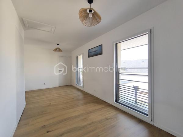 À 5 minutes à vélo de la belle plage de Kervégant à 25 minutes d'Auray et de Lorient, découvrez cette belle maison contemporaine de 122m² habitables et 150m² au sol édifiée en 2023 par Ty Breizh, constructeur reconnu pour la qualité de ses réalisations.

Dès l'entrée, vous serez séduit par ses volumes généreux et sa luminosité, mise en valeur par une large baie vitrée à galandage ouvrant sur la terrasse et le jardin.

La pièce de vie de plus de 50 m² accueille une élégante cuisine entièrement aménagée et équipée avec électroménager Neff, plan de travail en céramique et équipements haut de gamme, pensée pour allier esthétique et fonctionnalité.

La maison offre une vie de plain-pied grâce à une chambre avec sa salle d'eau au rez-de-chaussée. À l'étage, vous profiterez d'une large mezzanine. deux chambres, une salle d'eau et des toilettes séparées. Egalement une buanderie et un garage fermé.  

Côté confort, vous bénéficierez d'un chauffage au sol sur les deux niveaux par pompe à chaleur, pilotable à distance, ainsi que de prestations récentes répondant aux exigences actuelles.

Son véritable atout ? Un permis de construire déjà obtenu pour une extension et une piscine, vous laissant la possibilité de faire évoluer la maison selon vos projets sans démarche administrative.

Une maison clé en main, sous garanties décennale, idéale pour ceux qui recherchent un bien récent, confortable et parfaitement situé à proximité du littoral.

Contactez dès aujourd'hui Elizabeth Philbert pour organiser votre visite. Photos complémentaires et dossier complet disponibles sur demande.