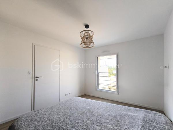 À 5 minutes à vélo de la belle plage de Kervégant à 25 minutes d'Auray et de Lorient, découvrez cette belle maison contemporaine de 122m² habitables et 150m² au sol édifiée en 2023 par Ty Breizh, constructeur reconnu pour la qualité de ses réalisations.

Dès l'entrée, vous serez séduit par ses volumes généreux et sa luminosité, mise en valeur par une large baie vitrée à galandage ouvrant sur la terrasse et le jardin.

La pièce de vie de plus de 50 m² accueille une élégante cuisine entièrement aménagée et équipée avec électroménager Neff, plan de travail en céramique et équipements haut de gamme, pensée pour allier esthétique et fonctionnalité.

La maison offre une vie de plain-pied grâce à une chambre avec sa salle d'eau au rez-de-chaussée. À l'étage, vous profiterez d'une large mezzanine. deux chambres, une salle d'eau et des toilettes séparées. Egalement une buanderie et un garage fermé.  

Côté confort, vous bénéficierez d'un chauffage au sol sur les deux niveaux par pompe à chaleur, pilotable à distance, ainsi que de prestations récentes répondant aux exigences actuelles.

Son véritable atout ? Un permis de construire déjà obtenu pour une extension et une piscine, vous laissant la possibilité de faire évoluer la maison selon vos projets sans démarche administrative.

Une maison clé en main, sous garanties décennale, idéale pour ceux qui recherchent un bien récent, confortable et parfaitement situé à proximité du littoral.

Contactez dès aujourd'hui Elizabeth Philbert pour organiser votre visite. Photos complémentaires et dossier complet disponibles sur demande.