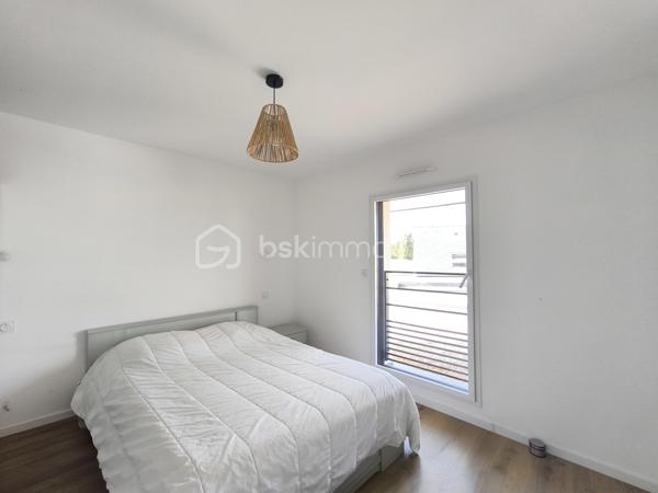 À 5 minutes à vélo de la belle plage de Kervégant à 25 minutes d'Auray et de Lorient, découvrez cette belle maison contemporaine de 122m² habitables et 150m² au sol édifiée en 2023 par Ty Breizh, constructeur reconnu pour la qualité de ses réalisations.

Dès l'entrée, vous serez séduit par ses volumes généreux et sa luminosité, mise en valeur par une large baie vitrée à galandage ouvrant sur la terrasse et le jardin.

La pièce de vie de plus de 50 m² accueille une élégante cuisine entièrement aménagée et équipée avec électroménager Neff, plan de travail en céramique et équipements haut de gamme, pensée pour allier esthétique et fonctionnalité.

La maison offre une vie de plain-pied grâce à une chambre avec sa salle d'eau au rez-de-chaussée. À l'étage, vous profiterez d'une large mezzanine. deux chambres, une salle d'eau et des toilettes séparées. Egalement une buanderie et un garage fermé.  

Côté confort, vous bénéficierez d'un chauffage au sol sur les deux niveaux par pompe à chaleur, pilotable à distance, ainsi que de prestations récentes répondant aux exigences actuelles.

Son véritable atout ? Un permis de construire déjà obtenu pour une extension et une piscine, vous laissant la possibilité de faire évoluer la maison selon vos projets sans démarche administrative.

Une maison clé en main, sous garanties décennale, idéale pour ceux qui recherchent un bien récent, confortable et parfaitement situé à proximité du littoral.

Contactez dès aujourd'hui Elizabeth Philbert pour organiser votre visite. Photos complémentaires et dossier complet disponibles sur demande.